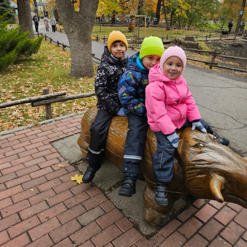 Саша, Миша и Маша Кнутовы в Парке на прогулке